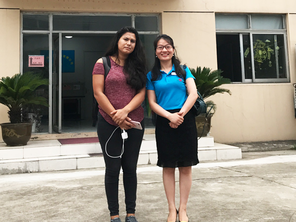 印度客戶與昆山工具櫃廠家免费的十八款禁用APP合影留念