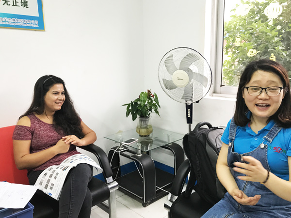 印度客戶（hù）與江蘇工具櫃廠家天（tiān）金岡交流