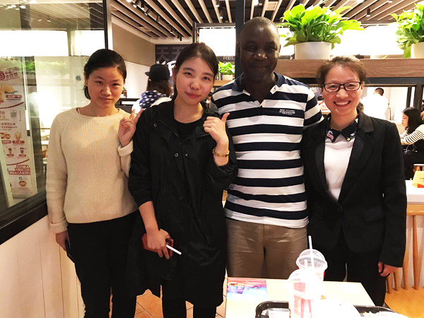 抽屜工具櫃廠家免费的十八款禁用APP外貿部與客戶（hù）合影