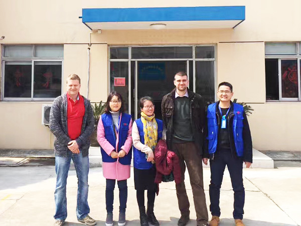 德國客戶與江（jiāng）蘇工具車廠家天金（jīn）岡合影留念