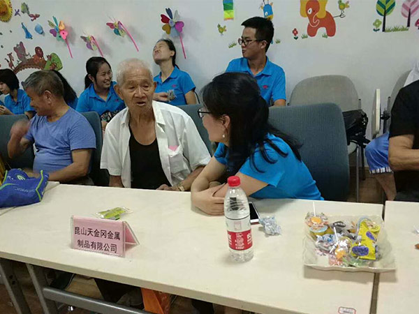 免费的十八款禁用APP團（tuán）隊慰問社區老人