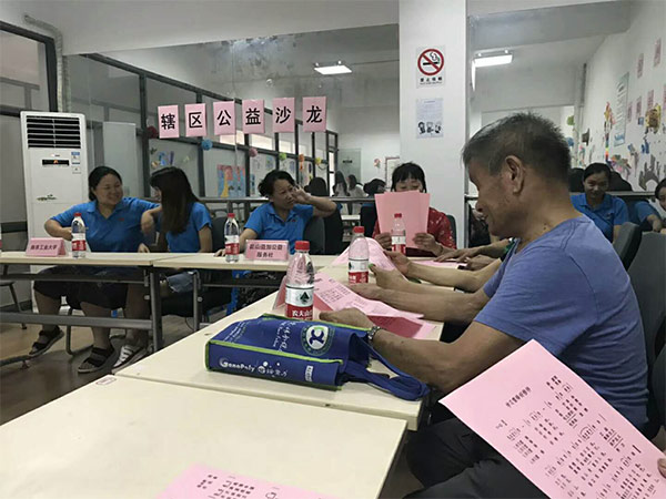 社區老人準備才藝表（biǎo）揚唱紅歌