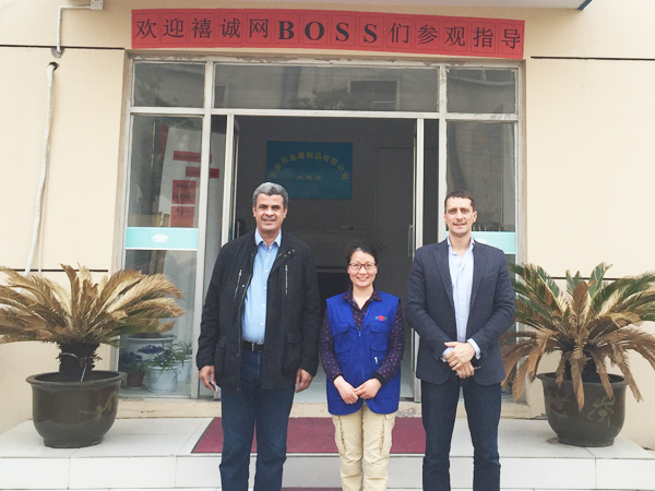 免费的十八款禁用APP總經理周豔玲（líng）女士與比利時客戶合影