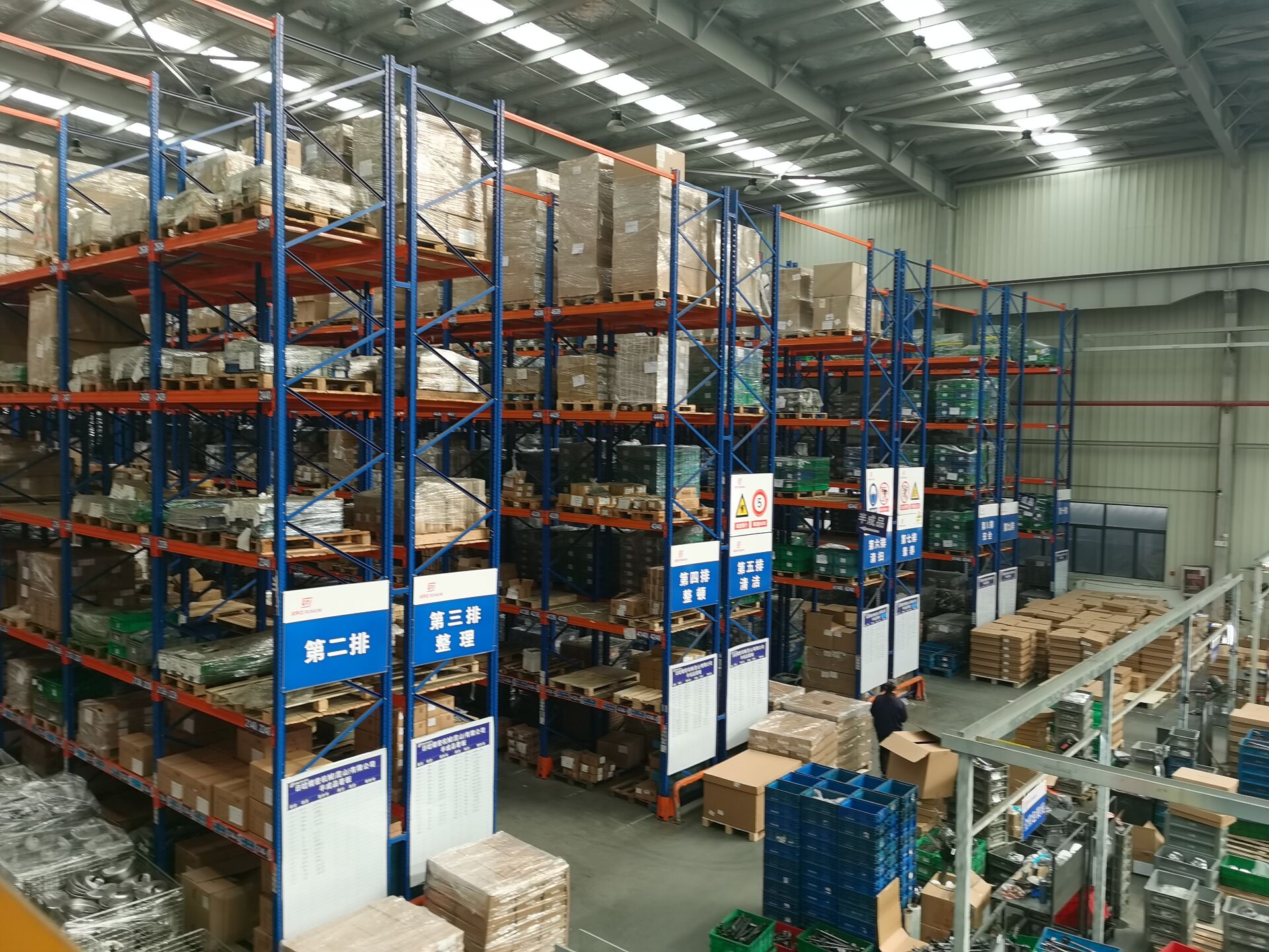 機械（xiè）行業AGV重型貨架怎麽選？承重（chóng）強才是真靠譜